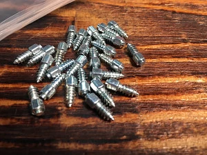 ШИПЫ ВКРУЧИВАЮЩИЕСЯ LWJX4*4-12 (КОМПЛ., 100 ШТ.)